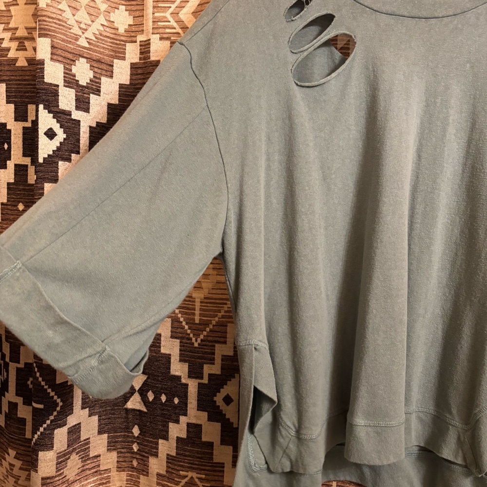 Women’s Umgee Size Large Distressed Three Quarter Sleeve Top, Blue / Green Color - Picture 2 of 9